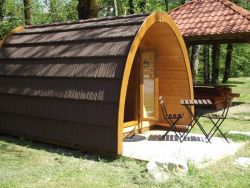 Camping de Saint-Claude : cabane terrasse